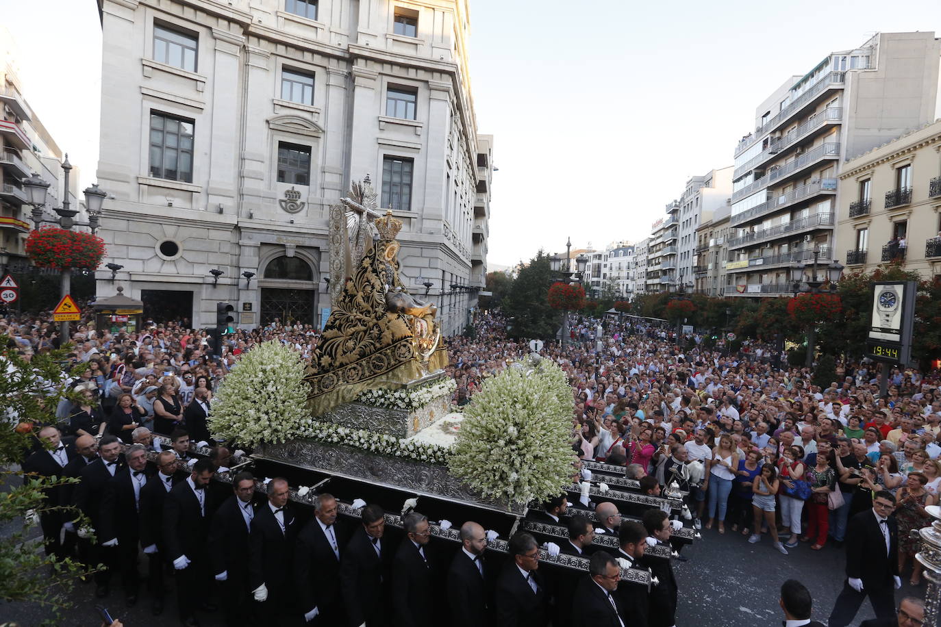 Miles de granadinos y andaluces se han dado cita este domingo en el Centro de la ciudad para acompañar a la Patrona 