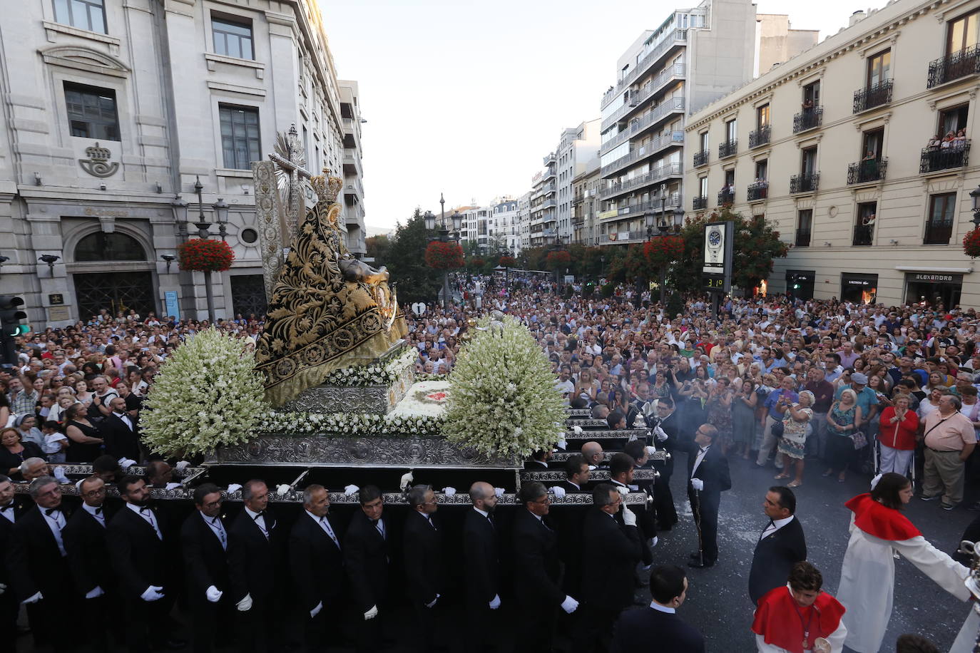 Miles de granadinos y andaluces se han dado cita este domingo en el Centro de la ciudad para acompañar a la Patrona 