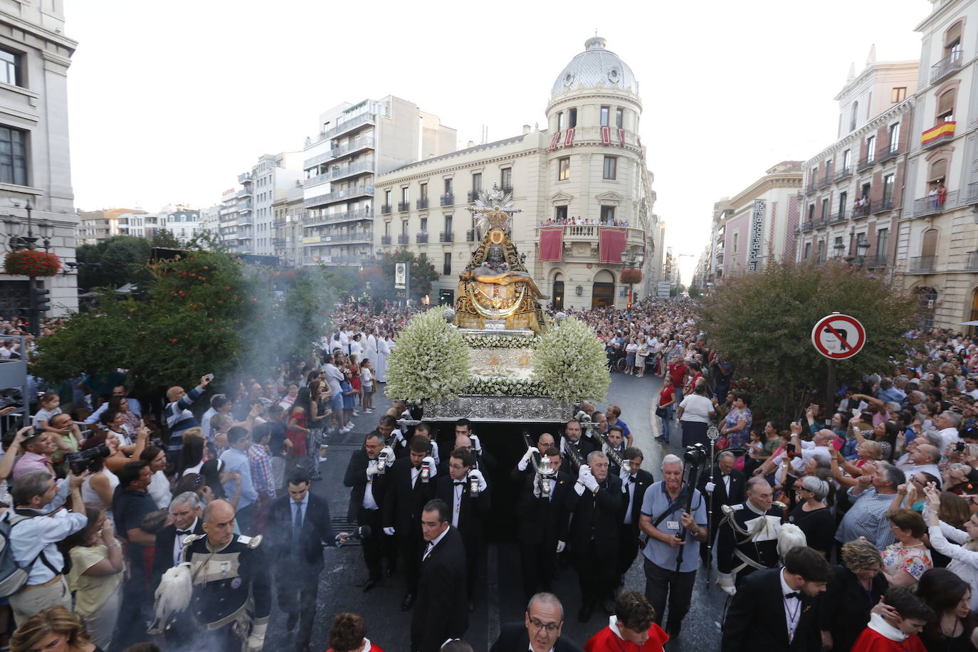 Miles de granadinos y andaluces se han dado cita este domingo en el Centro de la ciudad para acompañar a la Patrona 