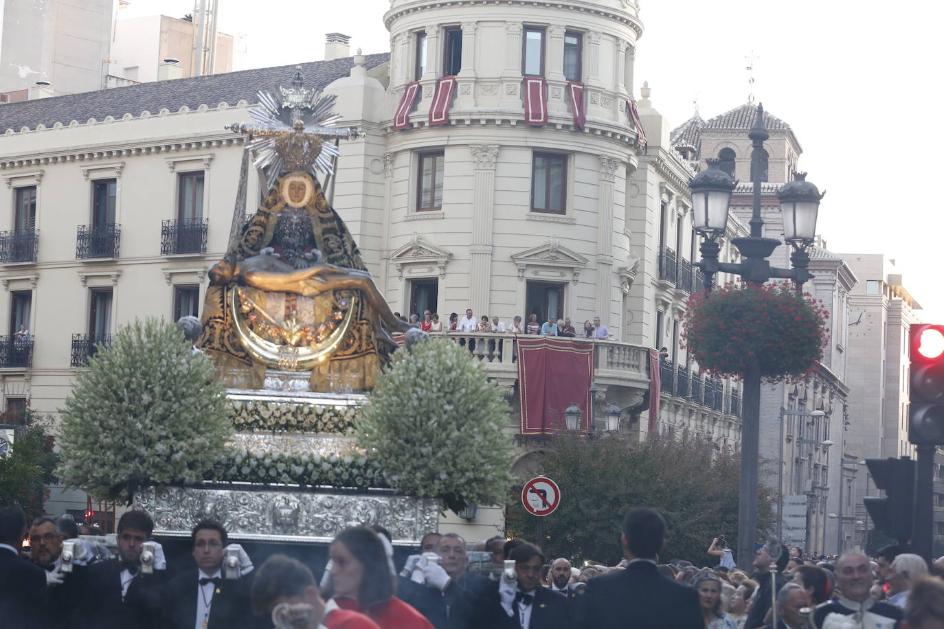 Miles de granadinos y andaluces se han dado cita este domingo en el Centro de la ciudad para acompañar a la Patrona 