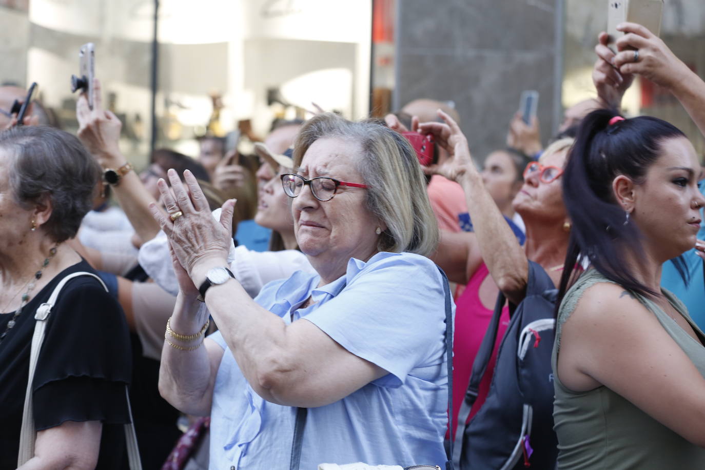 Miles de granadinos y andaluces se han dado cita este domingo en el Centro de la ciudad para acompañar a la Patrona 