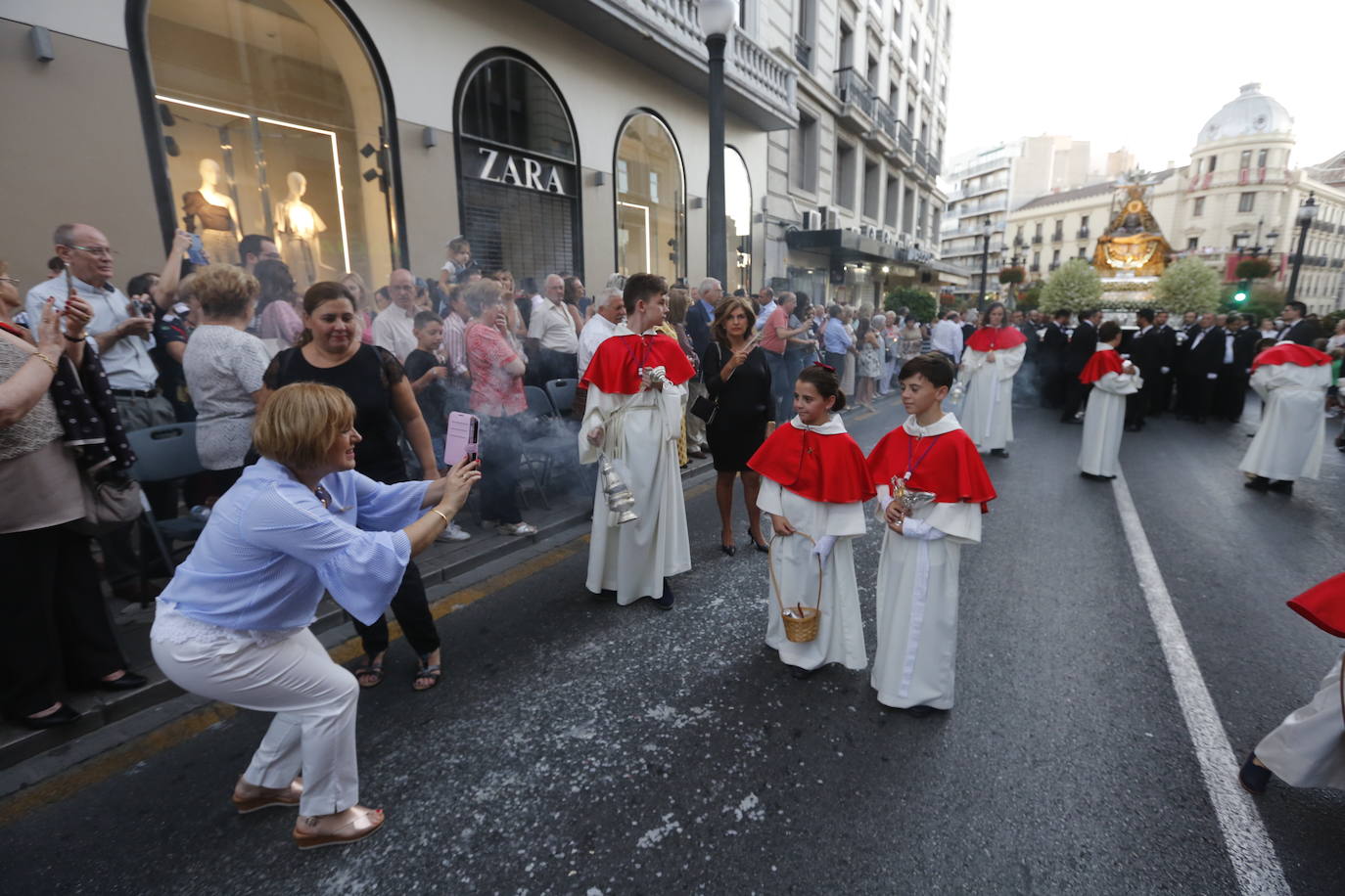 Miles de granadinos y andaluces se han dado cita este domingo en el Centro de la ciudad para acompañar a la Patrona 