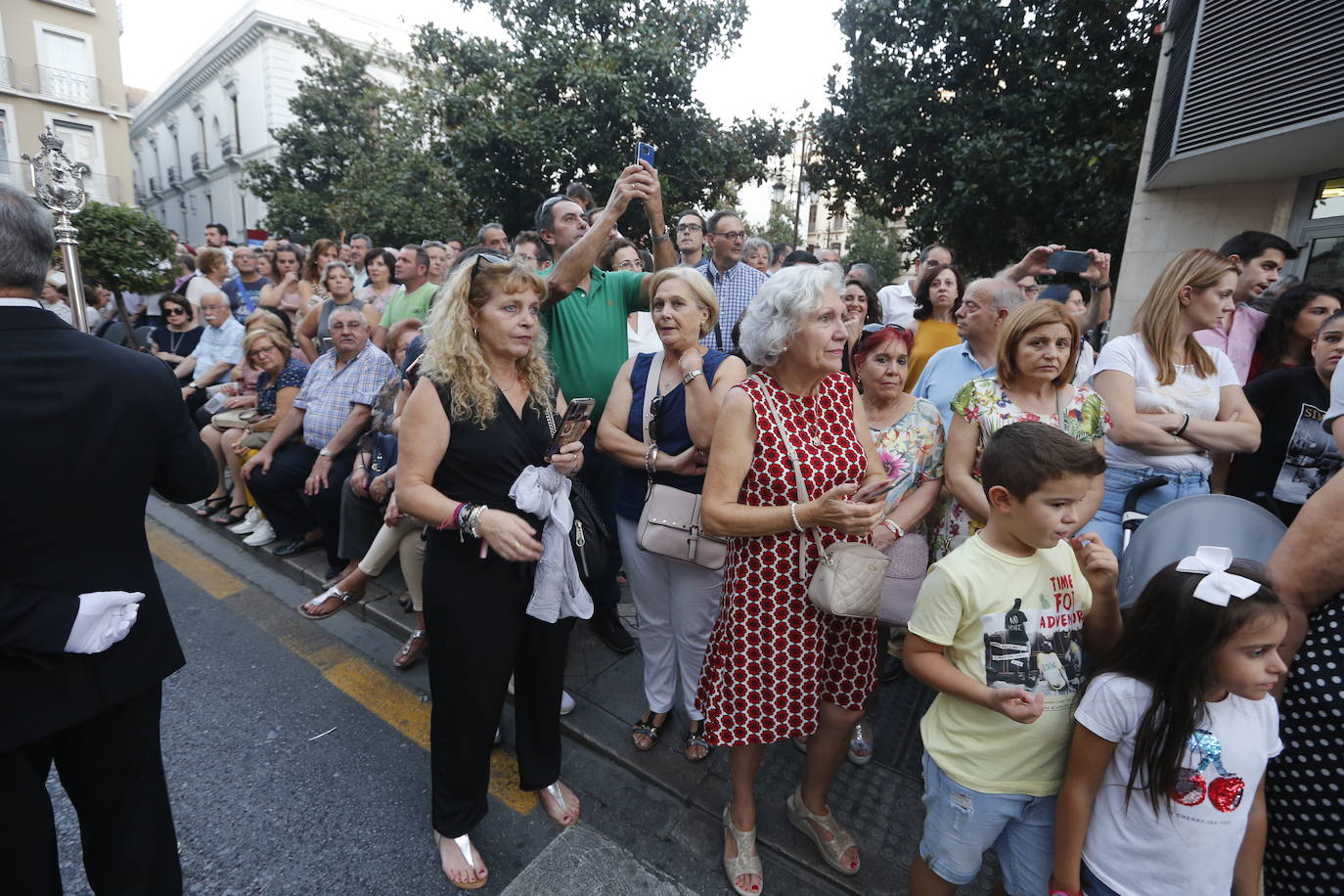 Miles de granadinos y andaluces se han dado cita este domingo en el Centro de la ciudad para acompañar a la Patrona 