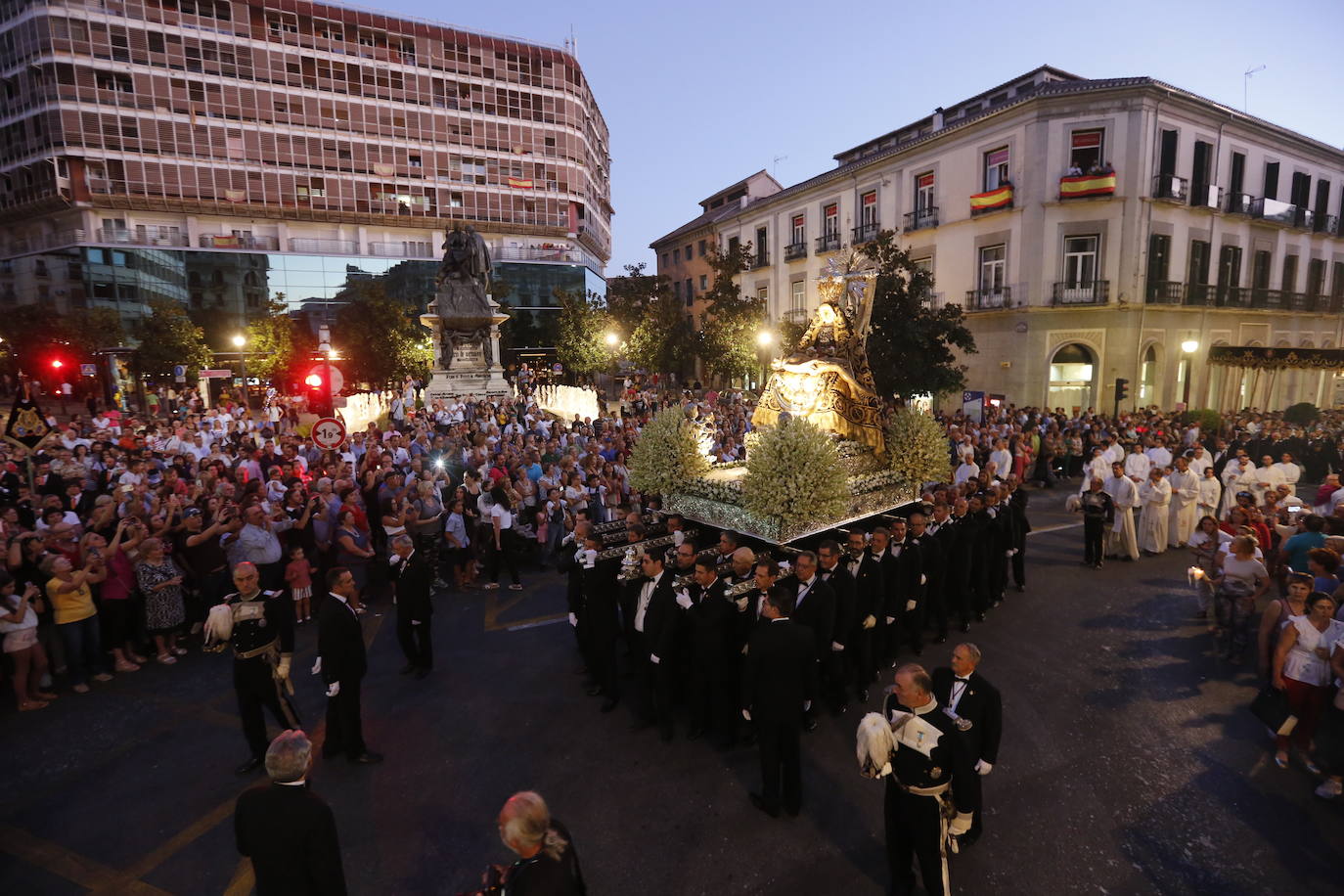 Miles de granadinos y andaluces se han dado cita este domingo en el Centro de la ciudad para acompañar a la Patrona 