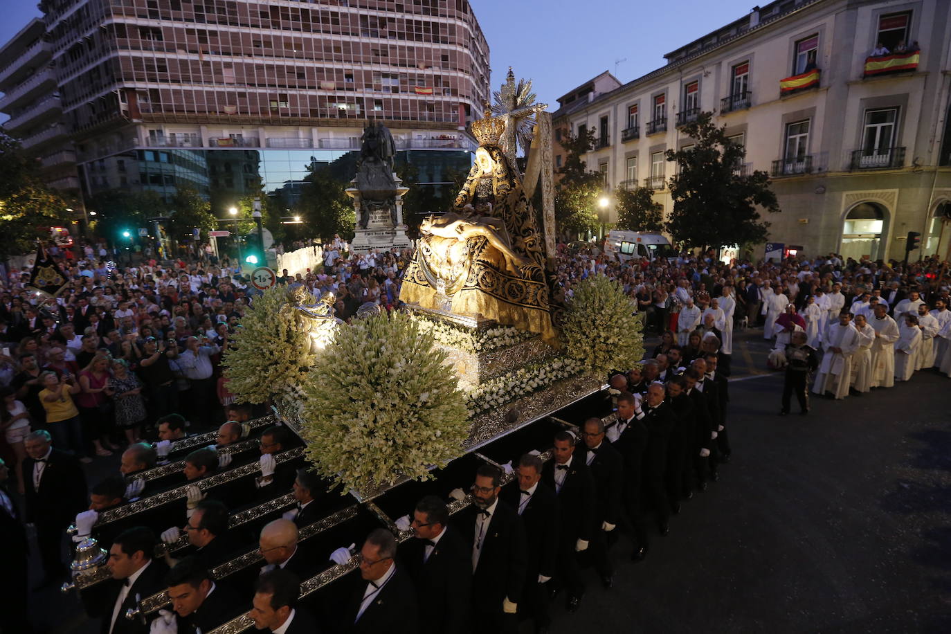 Miles de granadinos y andaluces se han dado cita este domingo en el Centro de la ciudad para acompañar a la Patrona 