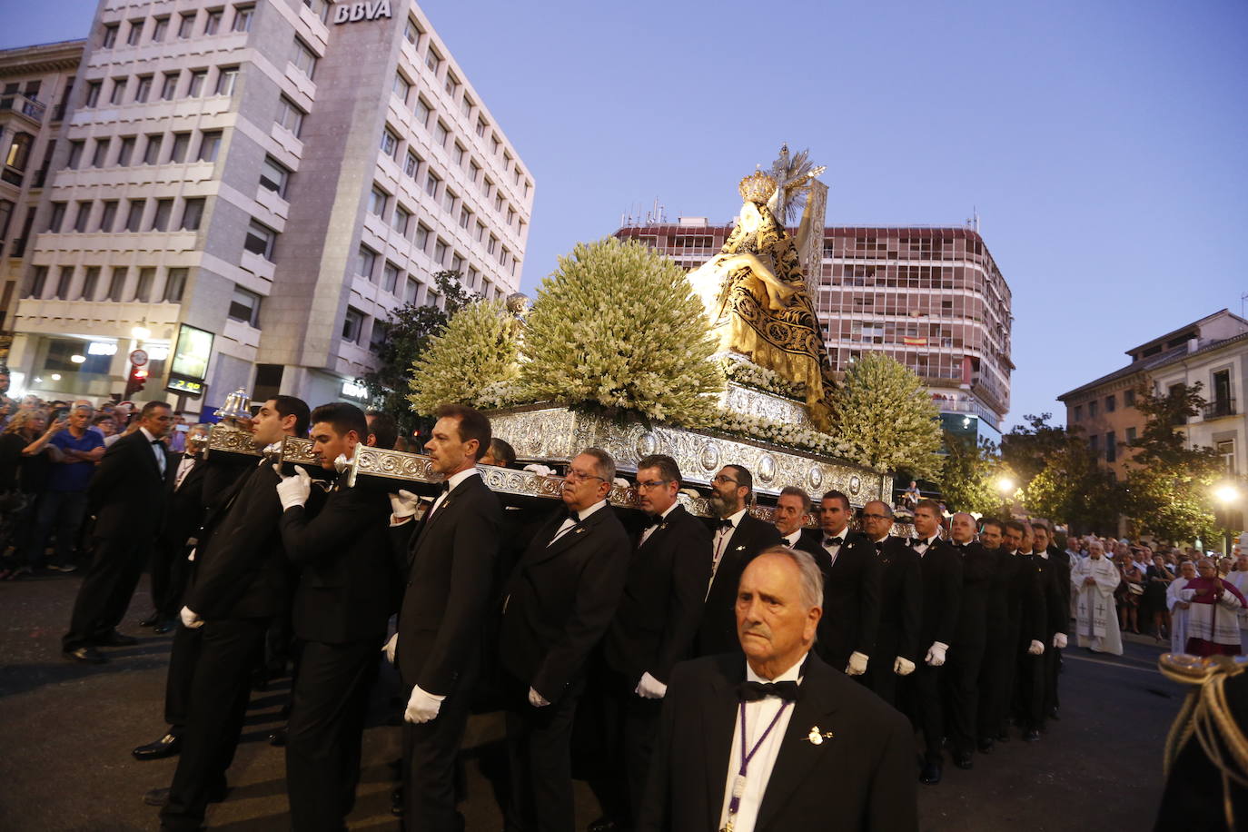 Miles de granadinos y andaluces se han dado cita este domingo en el Centro de la ciudad para acompañar a la Patrona 