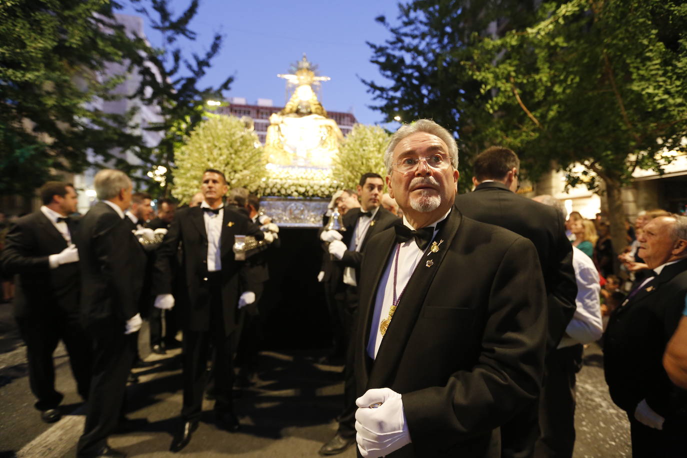 Miles de granadinos y andaluces se han dado cita este domingo en el Centro de la ciudad para acompañar a la Patrona 