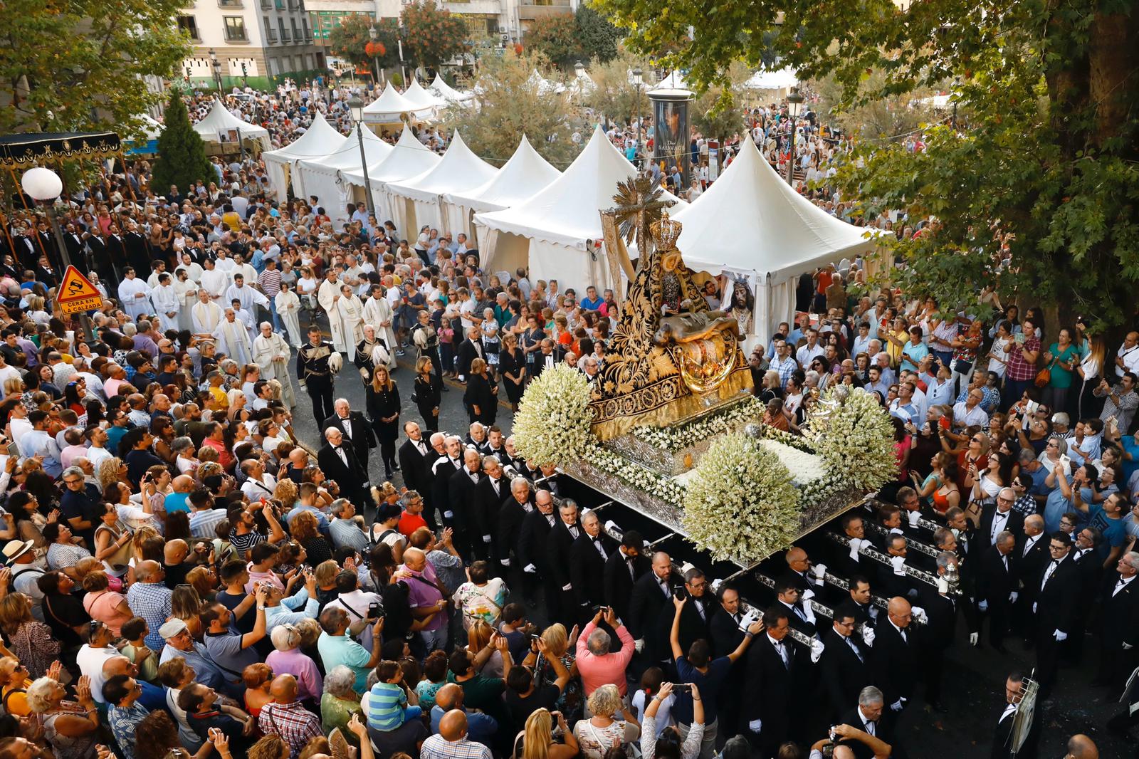 Miles de granadinos y andaluces se han dado cita este domingo en el Centro de la ciudad para acompañar a la Patrona 