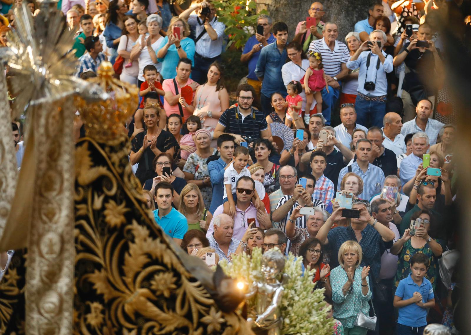 Miles de granadinos y andaluces se han dado cita este domingo en el Centro de la ciudad para acompañar a la Patrona 