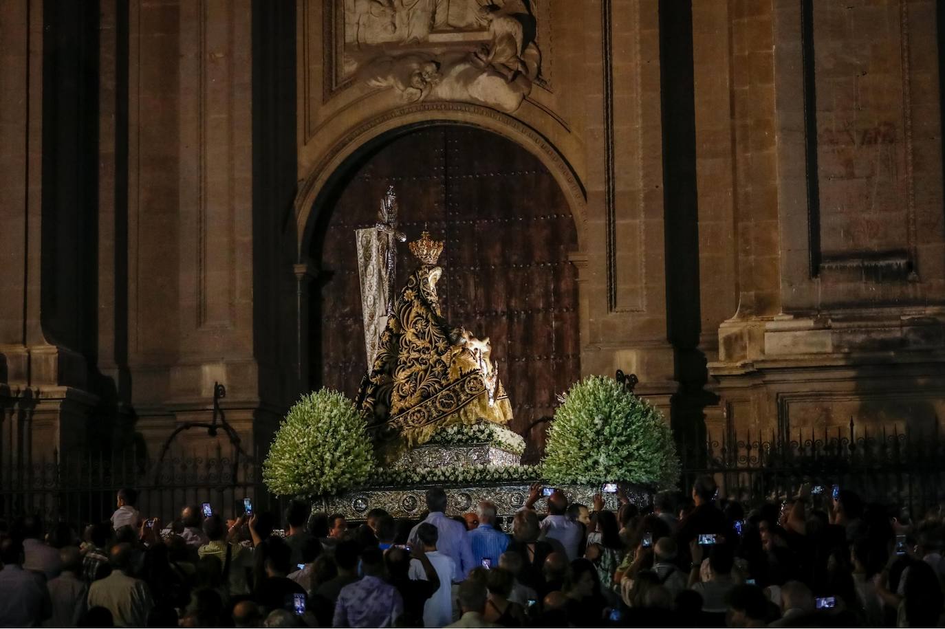 Miles de granadinos y andaluces se han dado cita este domingo en el Centro de la ciudad para acompañar a la Patrona 