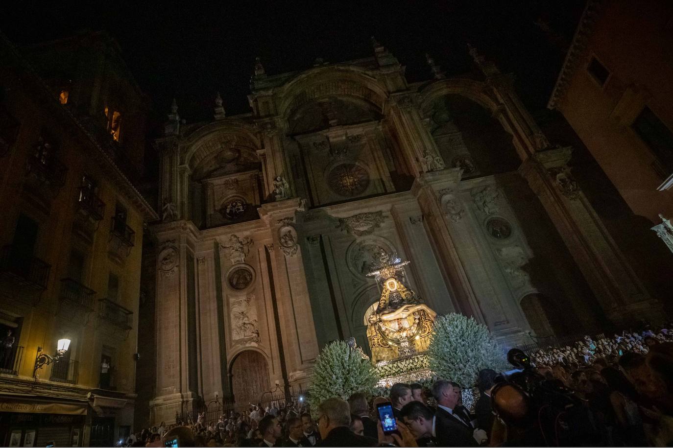 Miles de granadinos y andaluces se han dado cita este domingo en el Centro de la ciudad para acompañar a la Patrona 