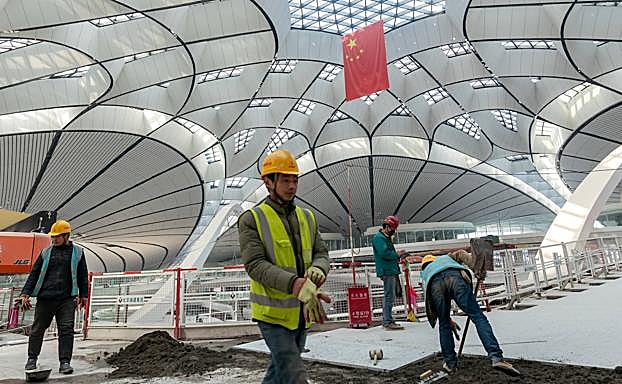 Operarios trabajan en la construcción del nuevo aeropuerto de Pekín, el mayor del mundo.