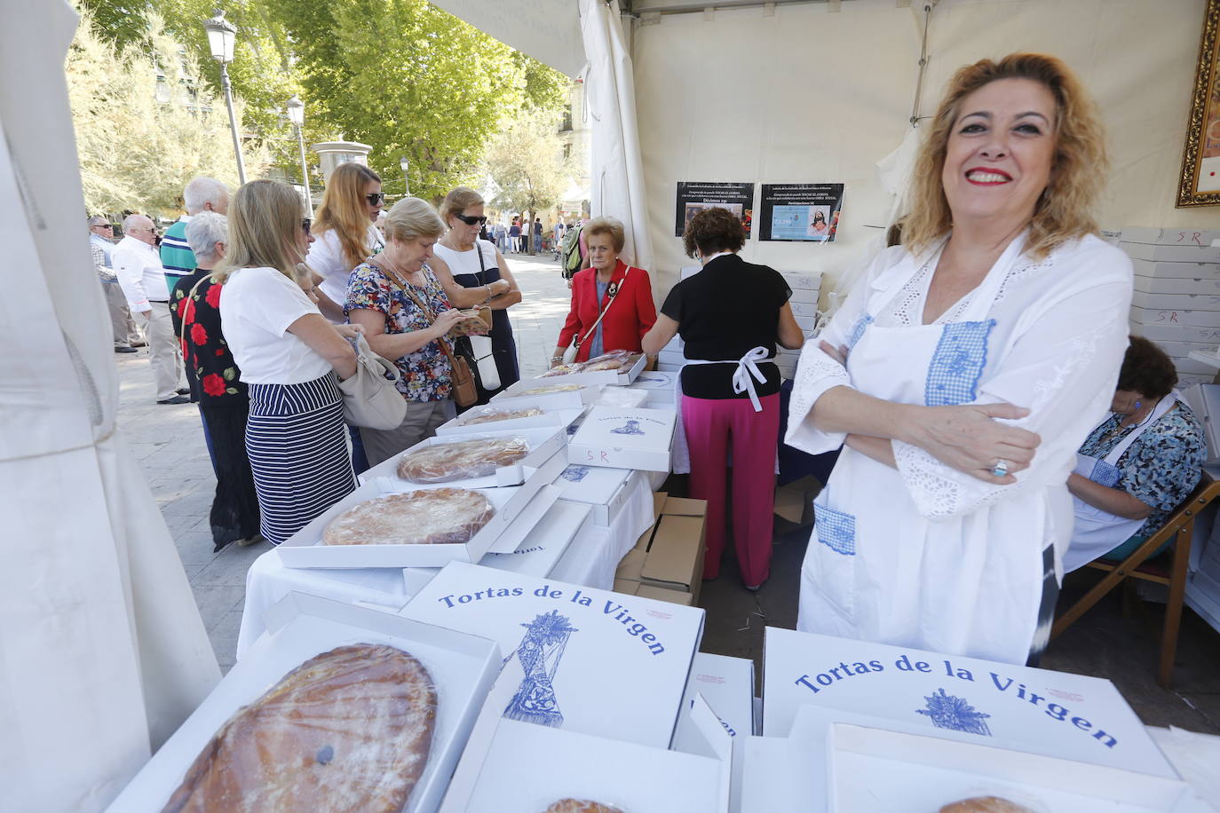 La Romería de San Miguel en el Albaicín y los puestos en la Carrera anticipan una tarde espléndida de devoción a la Virgen de las Angustias 