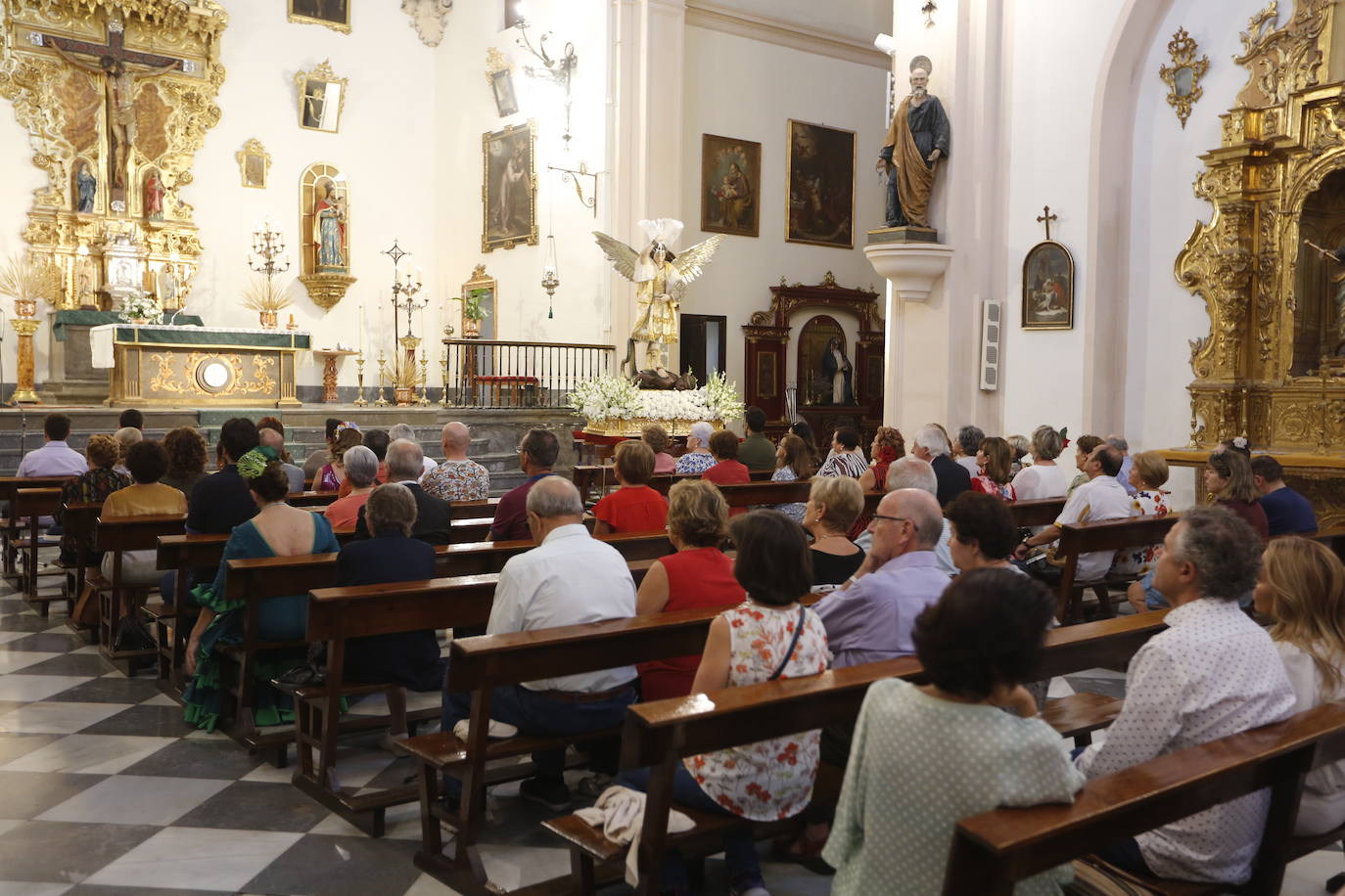 La Romería de San Miguel en el Albaicín y los puestos en la Carrera anticipan una tarde espléndida de devoción a la Virgen de las Angustias 