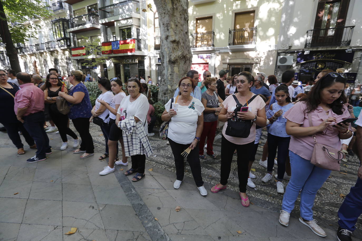 La Romería de San Miguel en el Albaicín y los puestos en la Carrera anticipan una tarde espléndida de devoción a la Virgen de las Angustias 