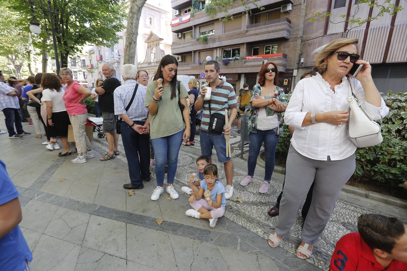 La Romería de San Miguel en el Albaicín y los puestos en la Carrera anticipan una tarde espléndida de devoción a la Virgen de las Angustias 