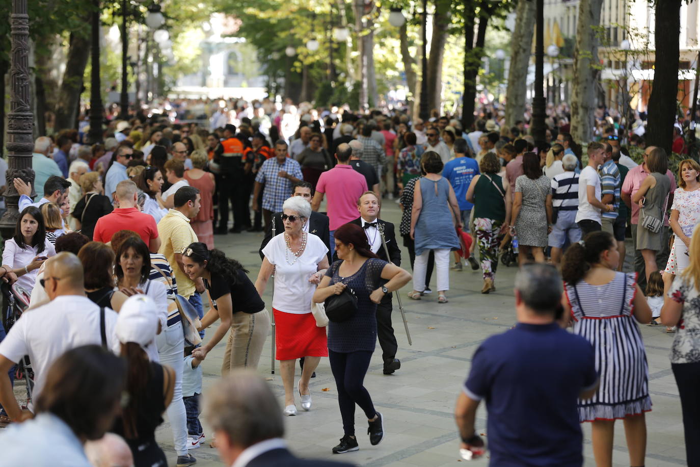 La Romería de San Miguel en el Albaicín y los puestos en la Carrera anticipan una tarde espléndida de devoción a la Virgen de las Angustias 