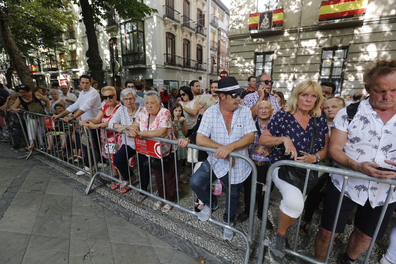 La Romería de San Miguel en el Albaicín y los puestos en la Carrera anticipan una tarde espléndida de devoción a la Virgen de las Angustias 