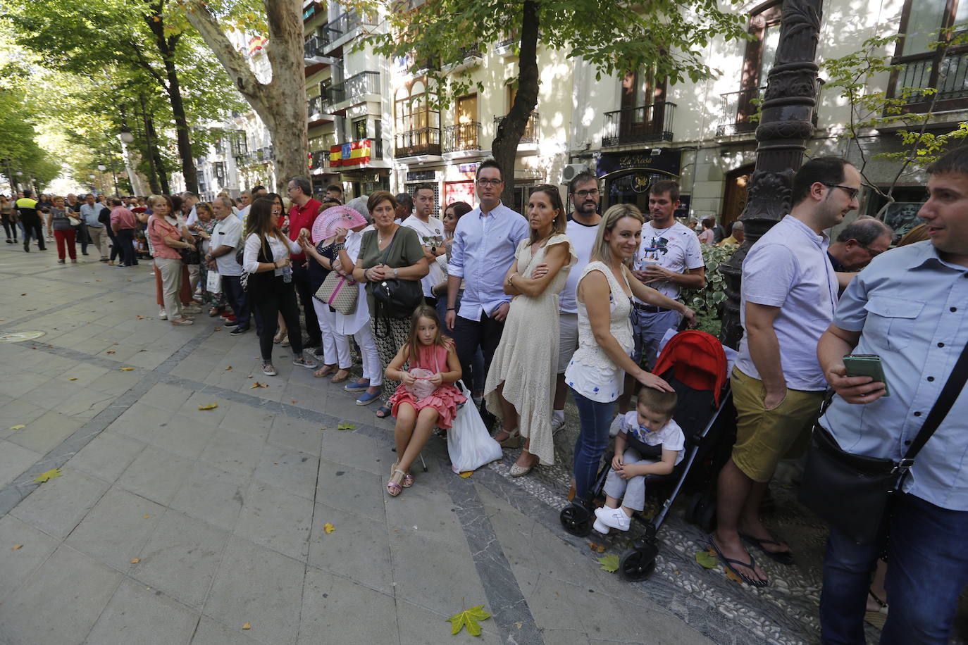 La Romería de San Miguel en el Albaicín y los puestos en la Carrera anticipan una tarde espléndida de devoción a la Virgen de las Angustias 