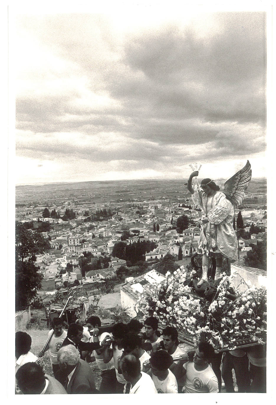 La romería de San Miguel es una tradición en la que se reafirma la identidad del Albaicín y abren el barrio al resto de la ciudad. Esta galería es una muestra gráfica del arraigo de esta fiesta tan granadina