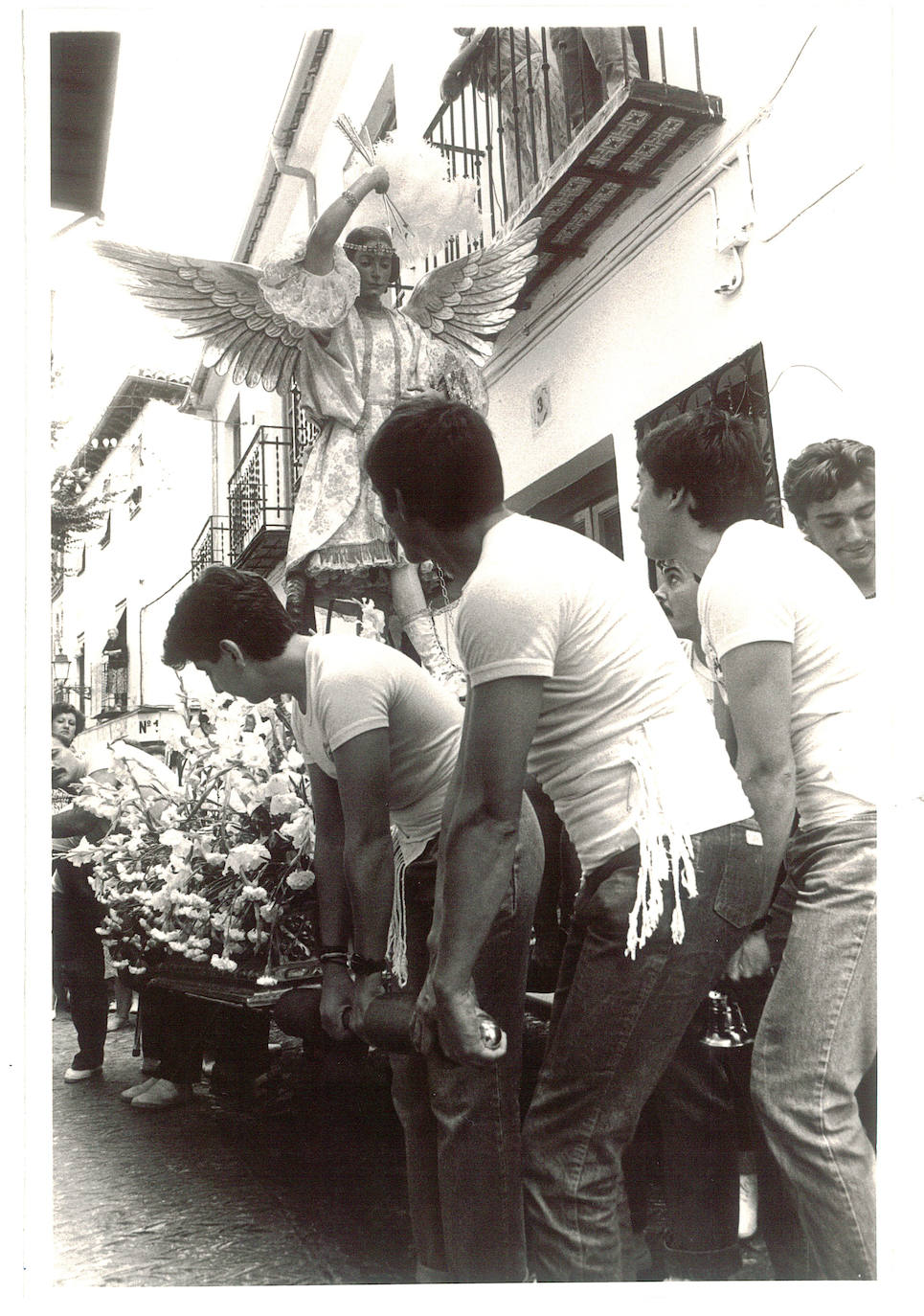 La romería de San Miguel es una tradición en la que se reafirma la identidad del Albaicín y abren el barrio al resto de la ciudad. Esta galería es una muestra gráfica del arraigo de esta fiesta tan granadina