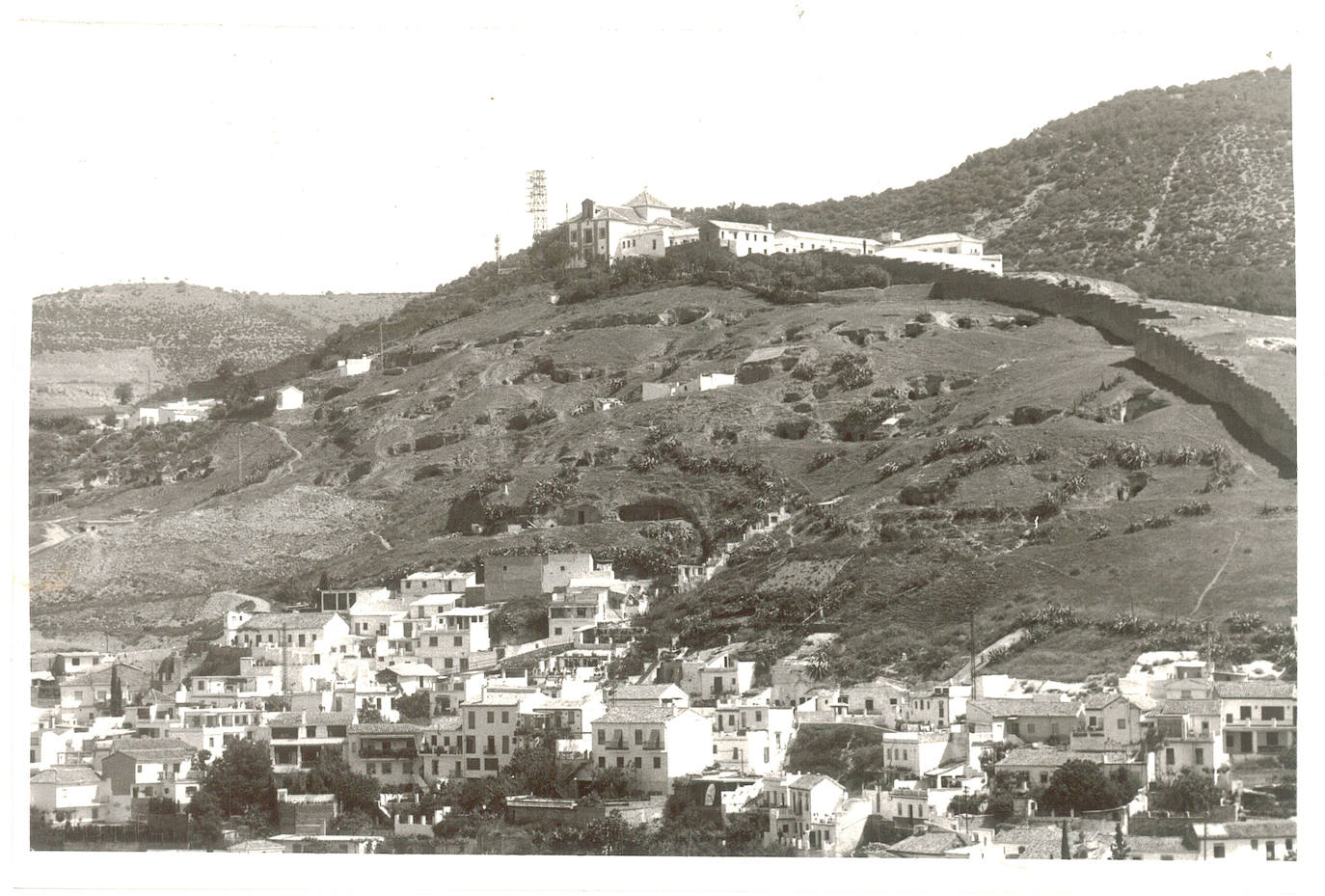 La romería de San Miguel es una tradición en la que se reafirma la identidad del Albaicín y abren el barrio al resto de la ciudad. Esta galería es una muestra gráfica del arraigo de esta fiesta tan granadina