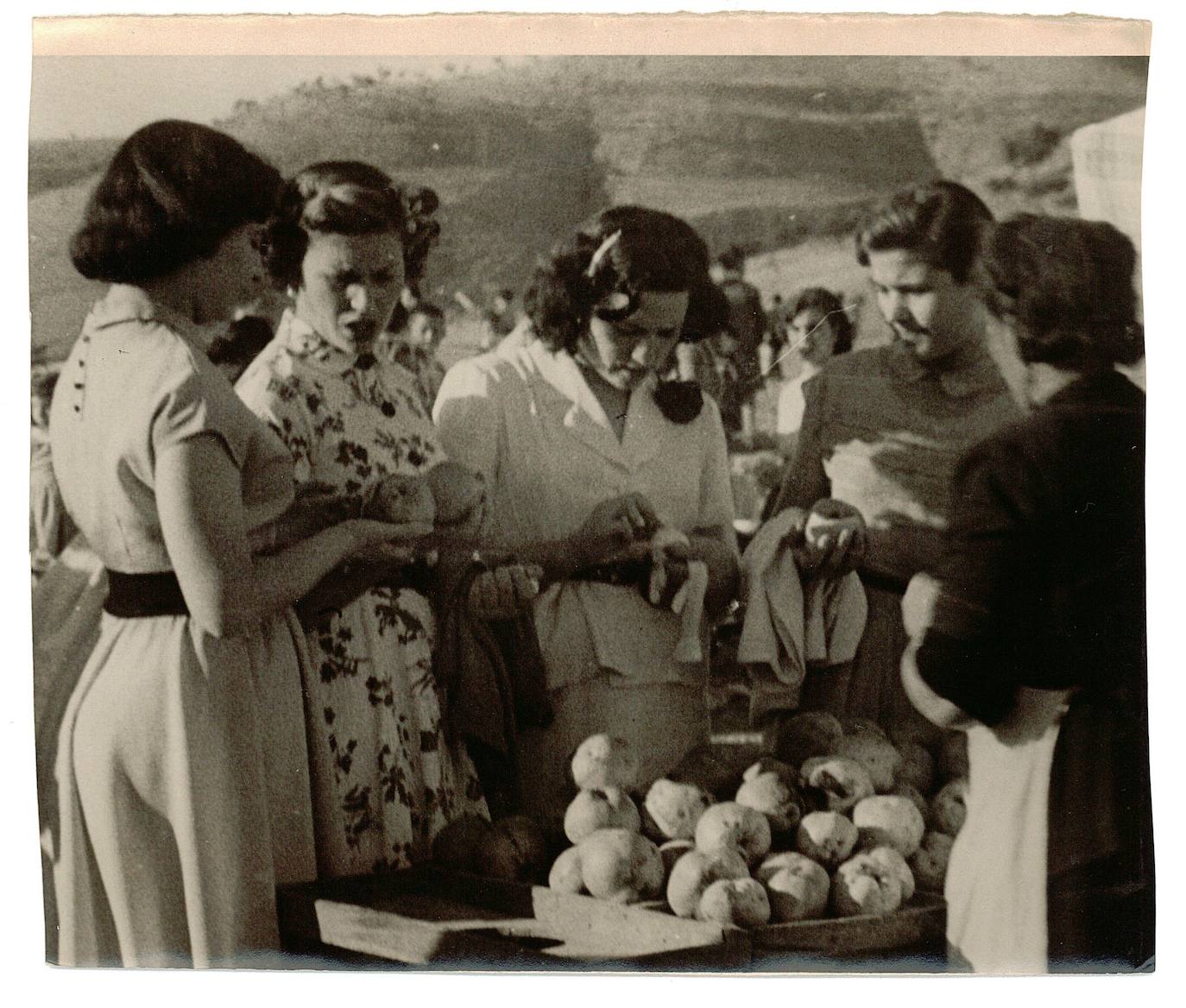 La romería de San Miguel es una tradición en la que se reafirma la identidad del Albaicín y abren el barrio al resto de la ciudad. Esta galería es una muestra gráfica del arraigo de esta fiesta tan granadina