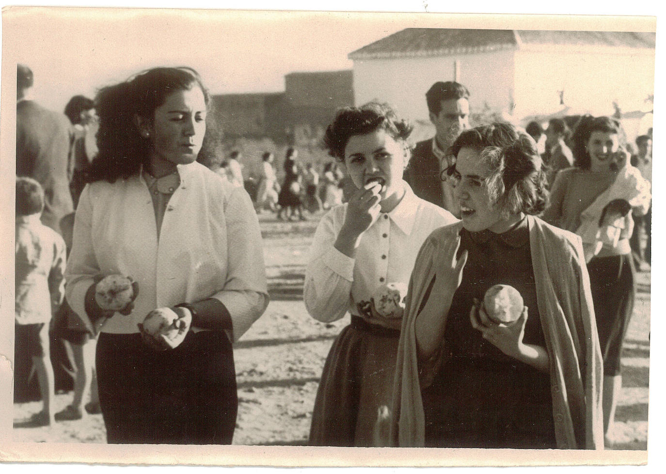 La romería de San Miguel es una tradición en la que se reafirma la identidad del Albaicín y abren el barrio al resto de la ciudad. Esta galería es una muestra gráfica del arraigo de esta fiesta tan granadina