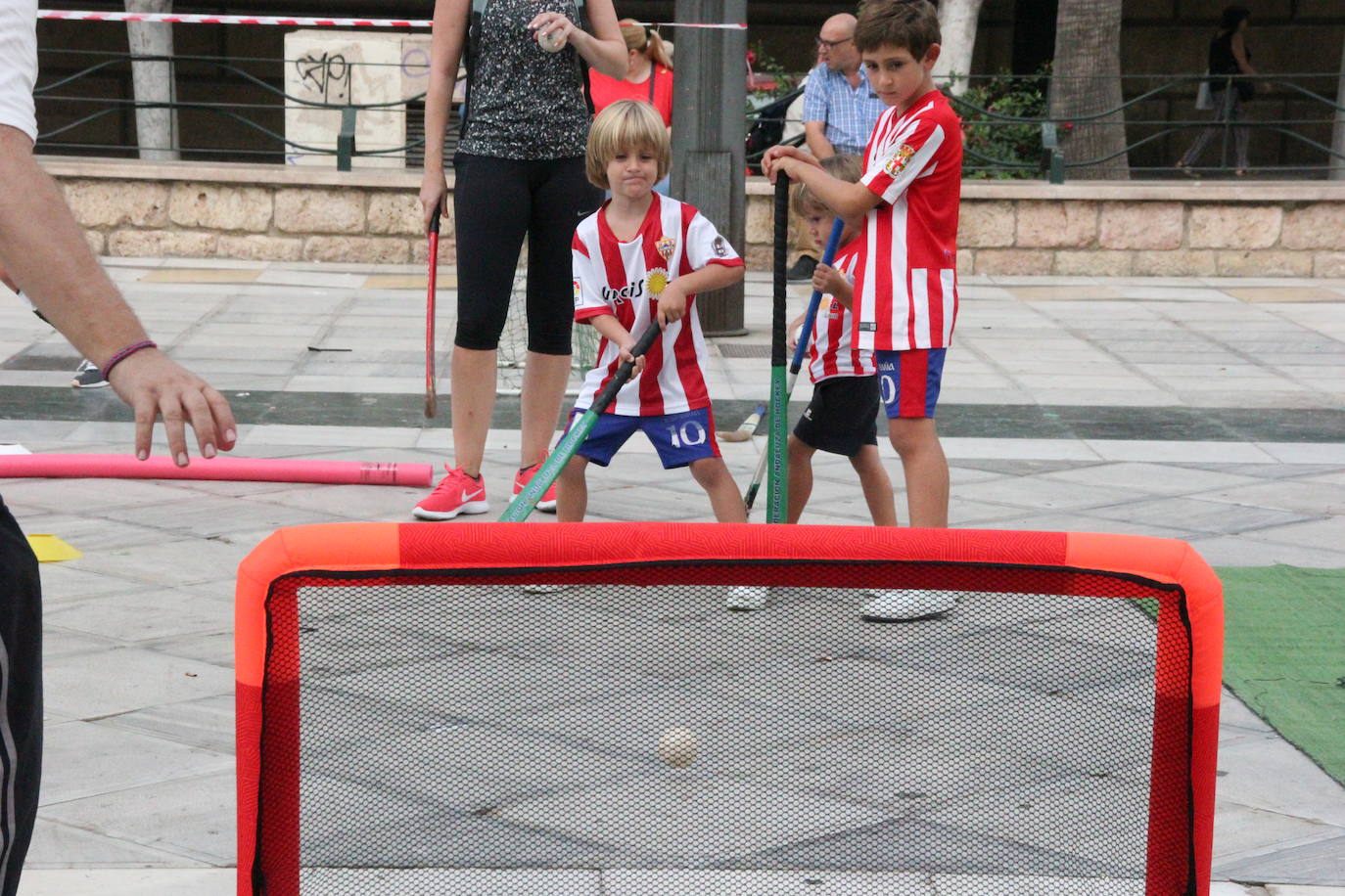 Miles de almerienses han participado en la actividad 'Muévete en la calle: actívate' programada para promocionar la práctica deportiva con casi una treintena de exhibiciones deportivas