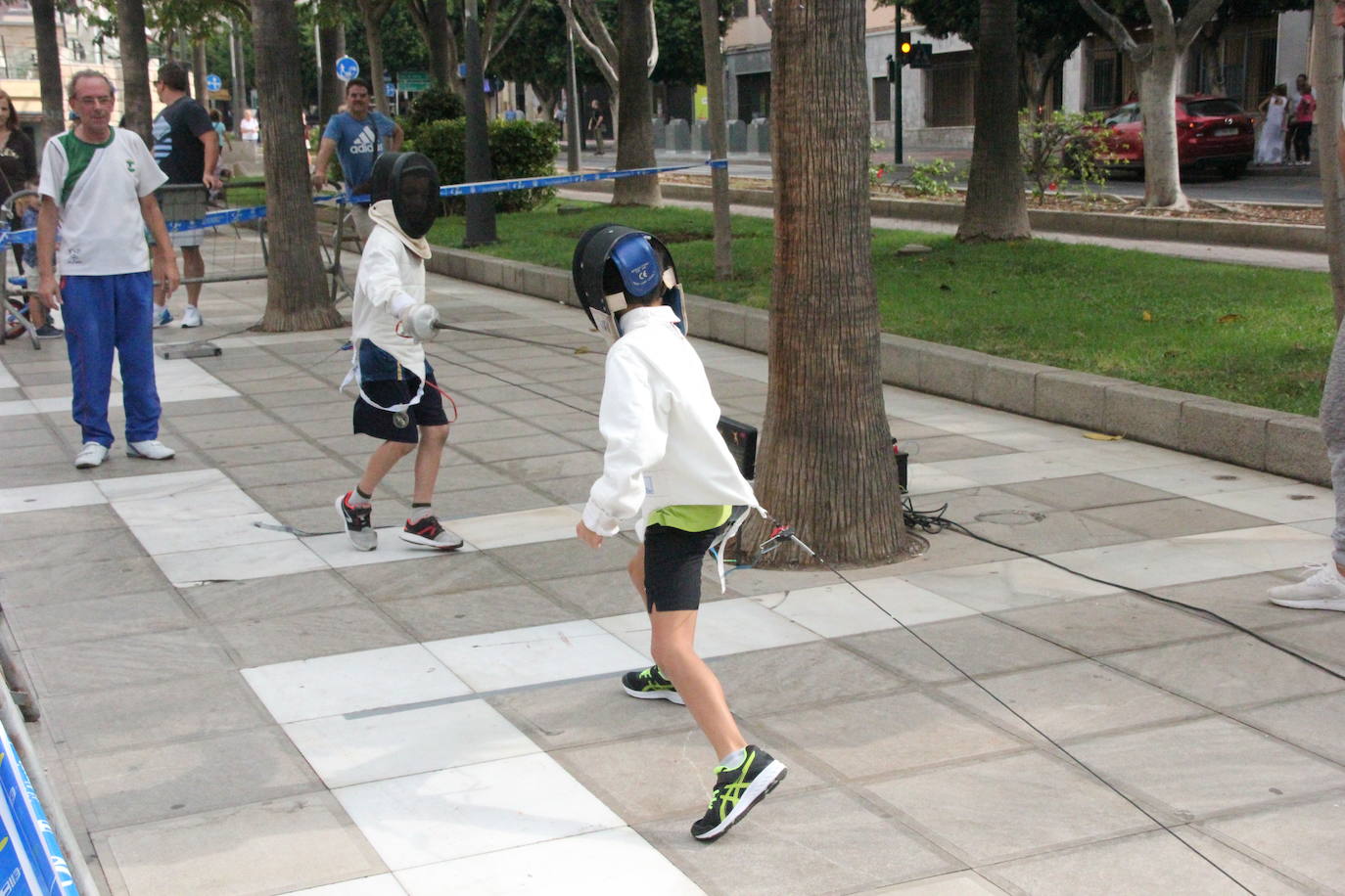 Miles de almerienses han participado en la actividad 'Muévete en la calle: actívate' programada para promocionar la práctica deportiva con casi una treintena de exhibiciones deportivas