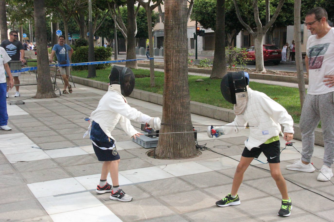 Miles de almerienses han participado en la actividad 'Muévete en la calle: actívate' programada para promocionar la práctica deportiva con casi una treintena de exhibiciones deportivas