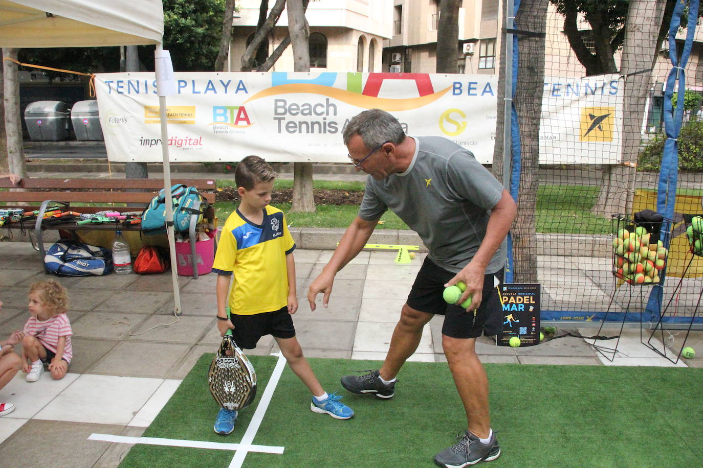 Miles de almerienses han participado en la actividad 'Muévete en la calle: actívate' programada para promocionar la práctica deportiva con casi una treintena de exhibiciones deportivas