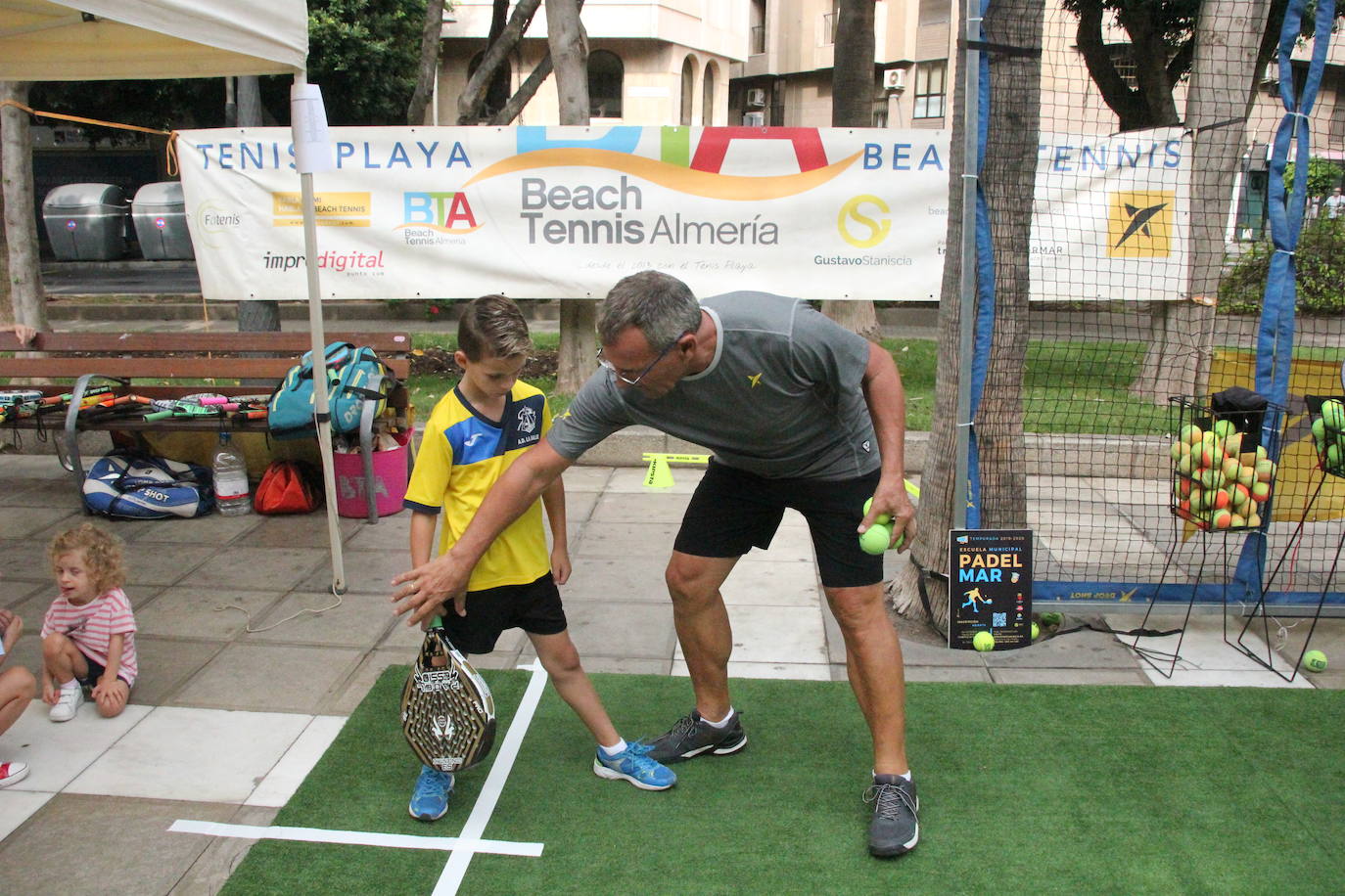 Miles de almerienses han participado en la actividad 'Muévete en la calle: actívate' programada para promocionar la práctica deportiva con casi una treintena de exhibiciones deportivas