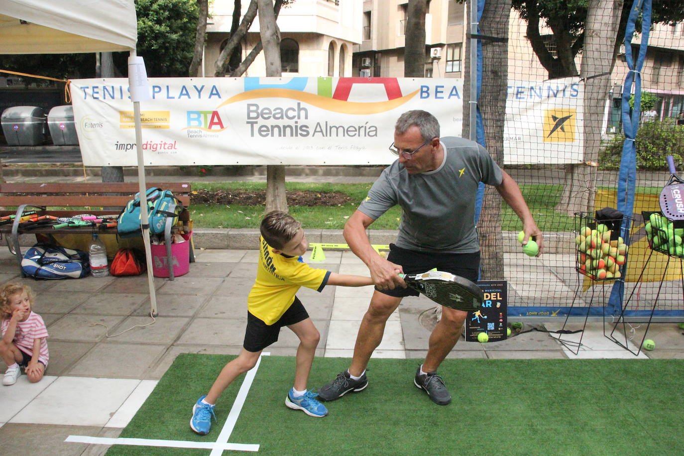 Miles de almerienses han participado en la actividad 'Muévete en la calle: actívate' programada para promocionar la práctica deportiva con casi una treintena de exhibiciones deportivas