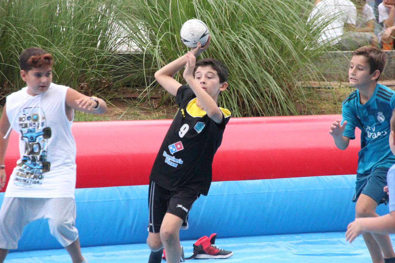 Miles de almerienses han participado en la actividad 'Muévete en la calle: actívate' programada para promocionar la práctica deportiva con casi una treintena de exhibiciones deportivas