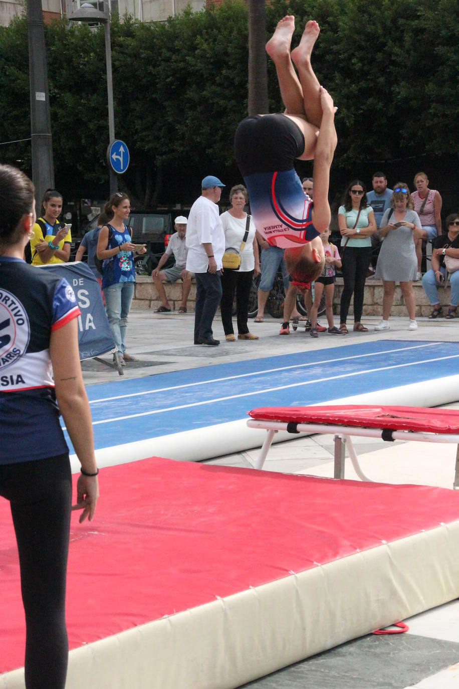 Miles de almerienses han participado en la actividad 'Muévete en la calle: actívate' programada para promocionar la práctica deportiva con casi una treintena de exhibiciones deportivas