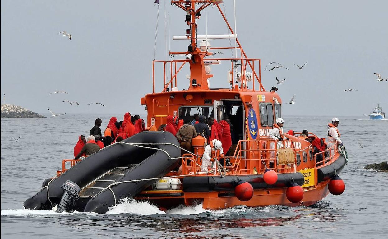 Patera en Almería | Rescatados 23 migrantes de una embarcación