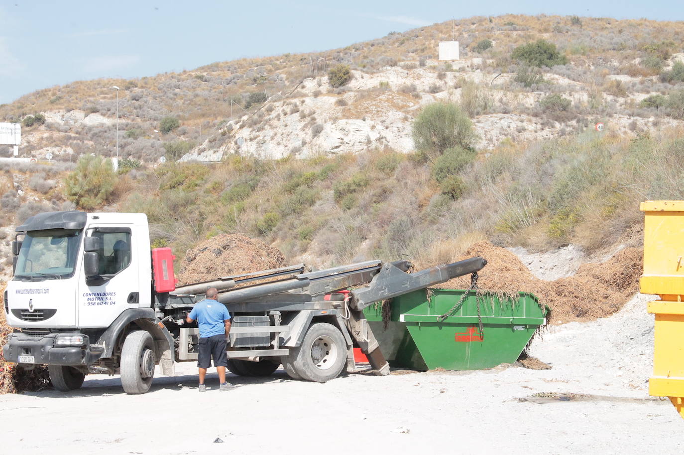 Diputación abre las instalaciones y las empresas de transporte comienzan a dejar la basura en el interior