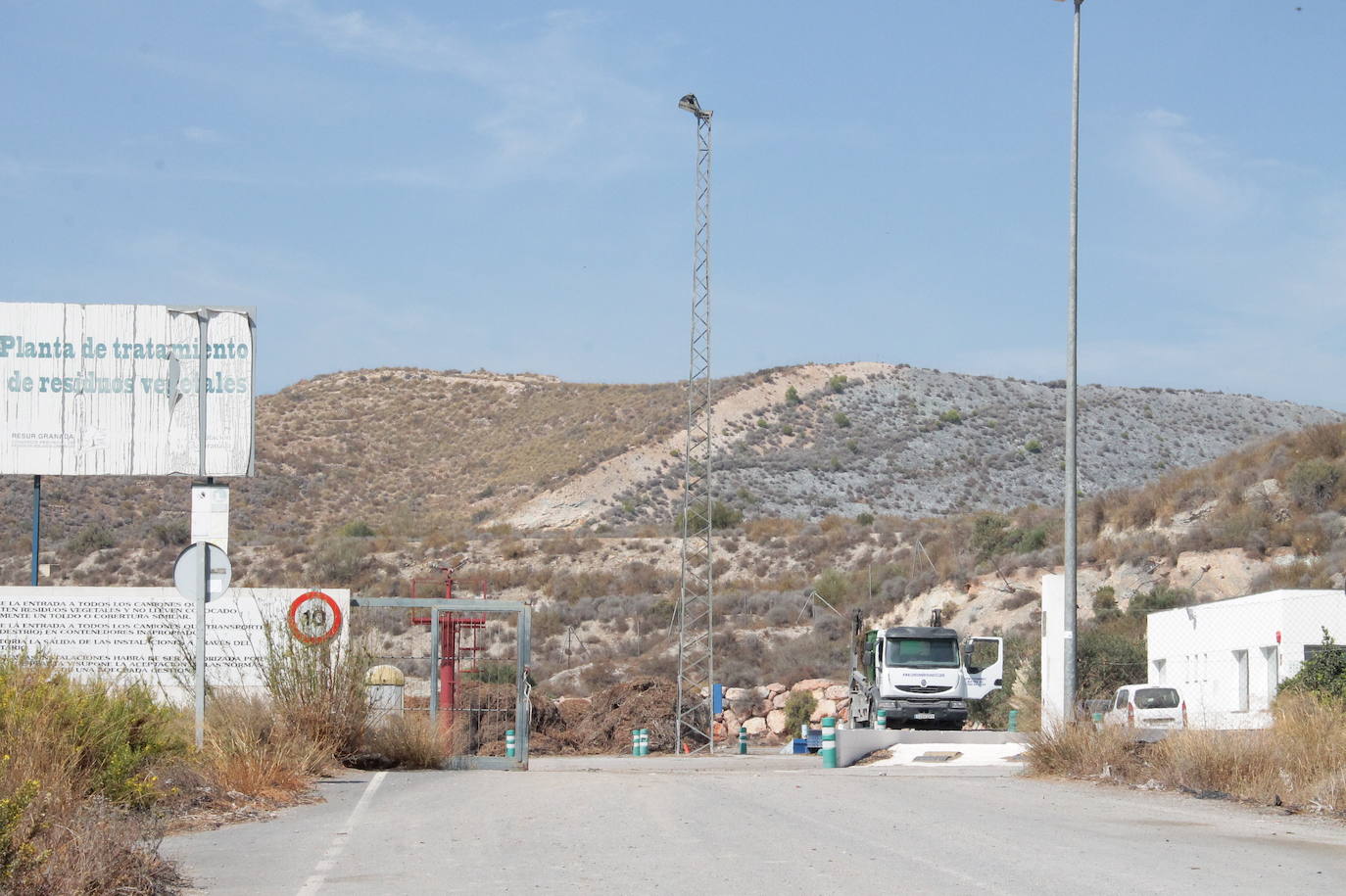 Diputación abre las instalaciones y las empresas de transporte comienzan a dejar la basura en el interior