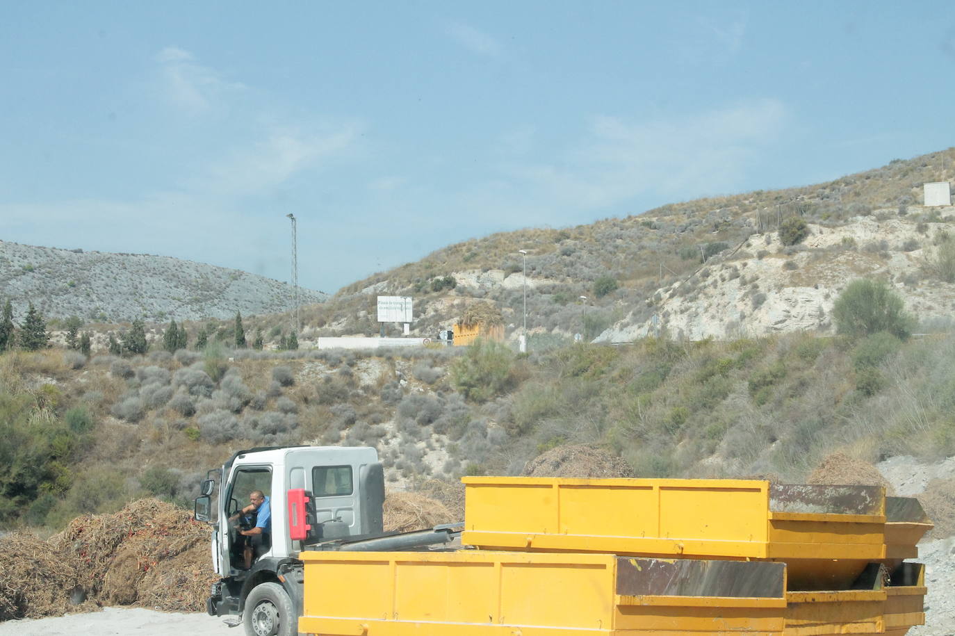 Diputación abre las instalaciones y las empresas de transporte comienzan a dejar la basura en el interior