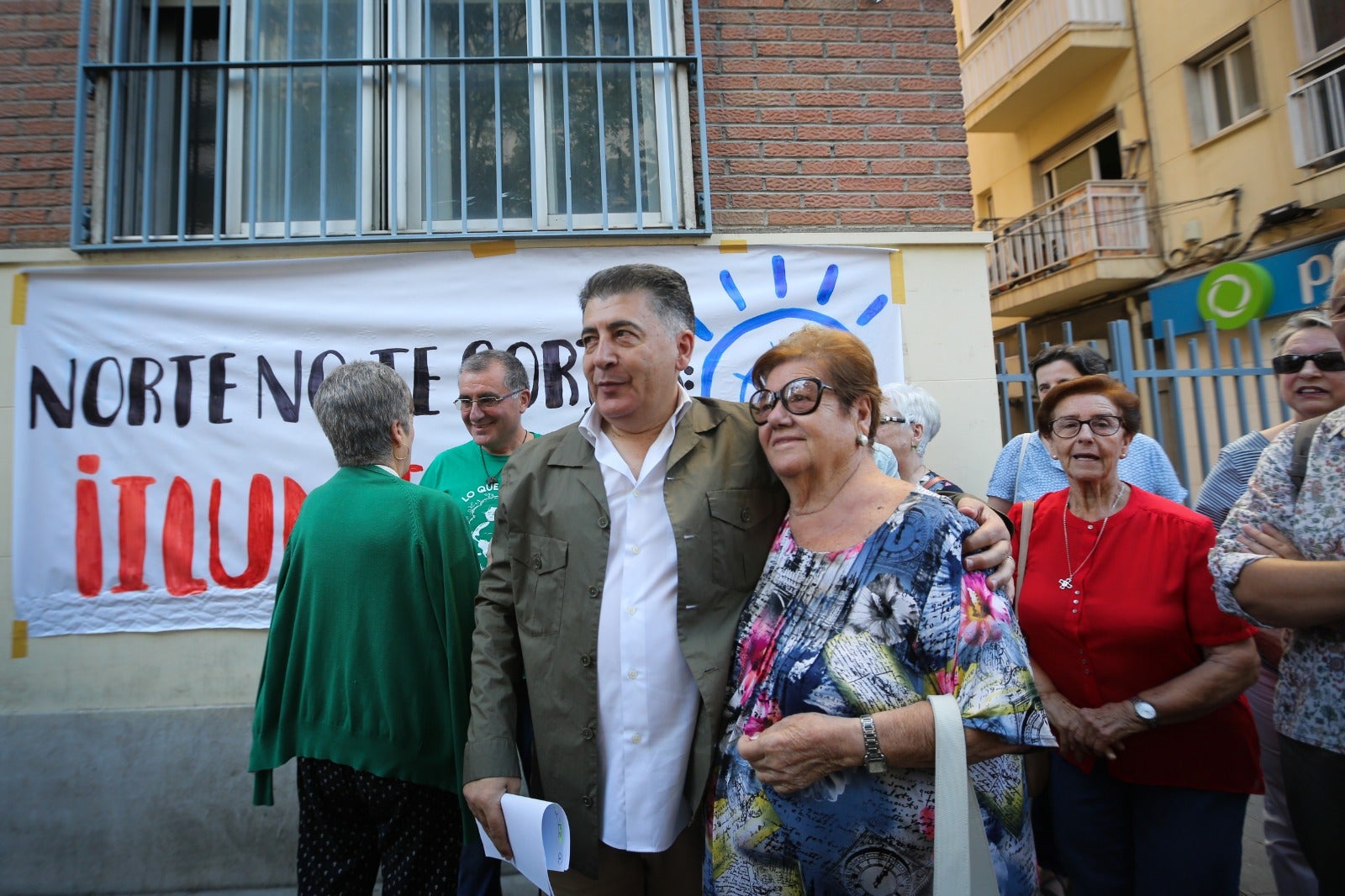 Decenas de vecinos del barrio han querido acompañar a Manuel Martín y Mario Picazo en esta medida que se prolongará hasta el domingo 