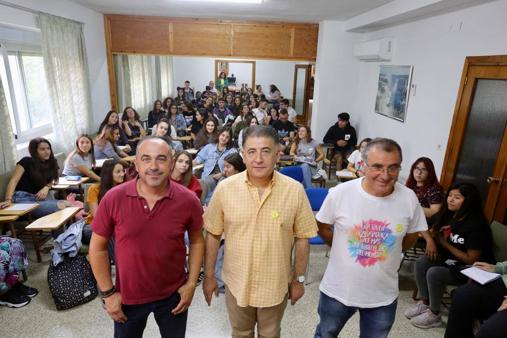 Alumnos de la UGR han dado clase en la parroquia de Camino de Ronda