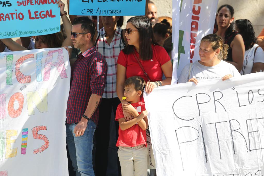 Padres, alumnos, profesores y sindicatos se movilizan para pedir que se desdoblen las clases y se amplíe el profesorado en estos centros de la provincia de Granada