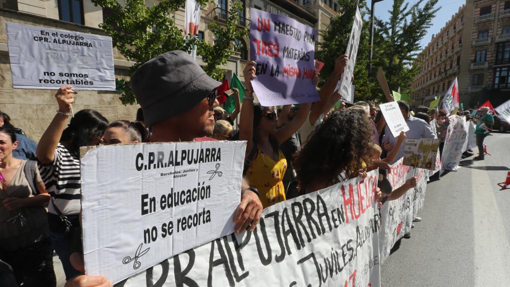 Padres, alumnos, profesores y sindicatos se movilizan para pedir que se desdoblen las clases y se amplíe el profesorado en estos centros de la provincia de Granada