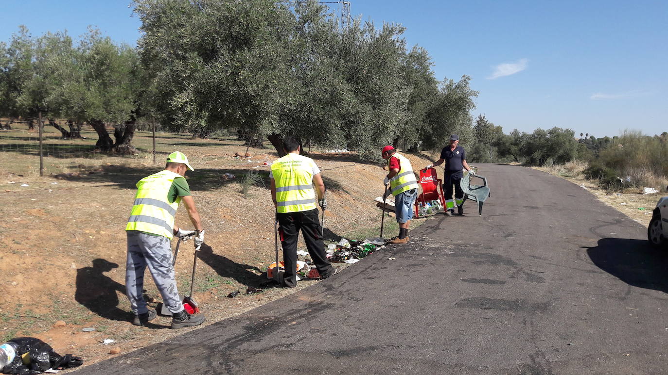 Operarios recogiendo la basura tras la celebración. 