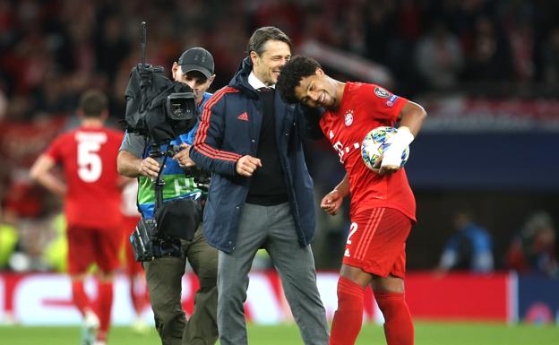 Niko Kovac bromea con Gnabry después de haber conseguido uno de los balones del partido