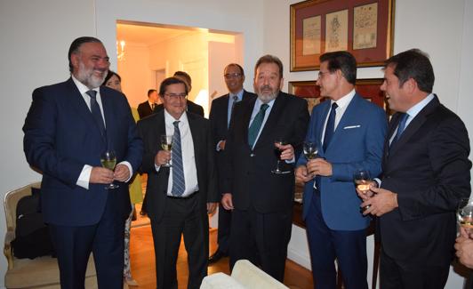 El cónsul (c), rodeado por representantes granadinos.