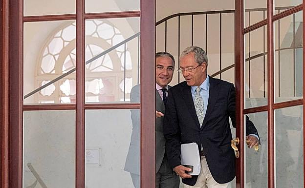 Elías Bendodo y Rogelio Velasco, ayer. 