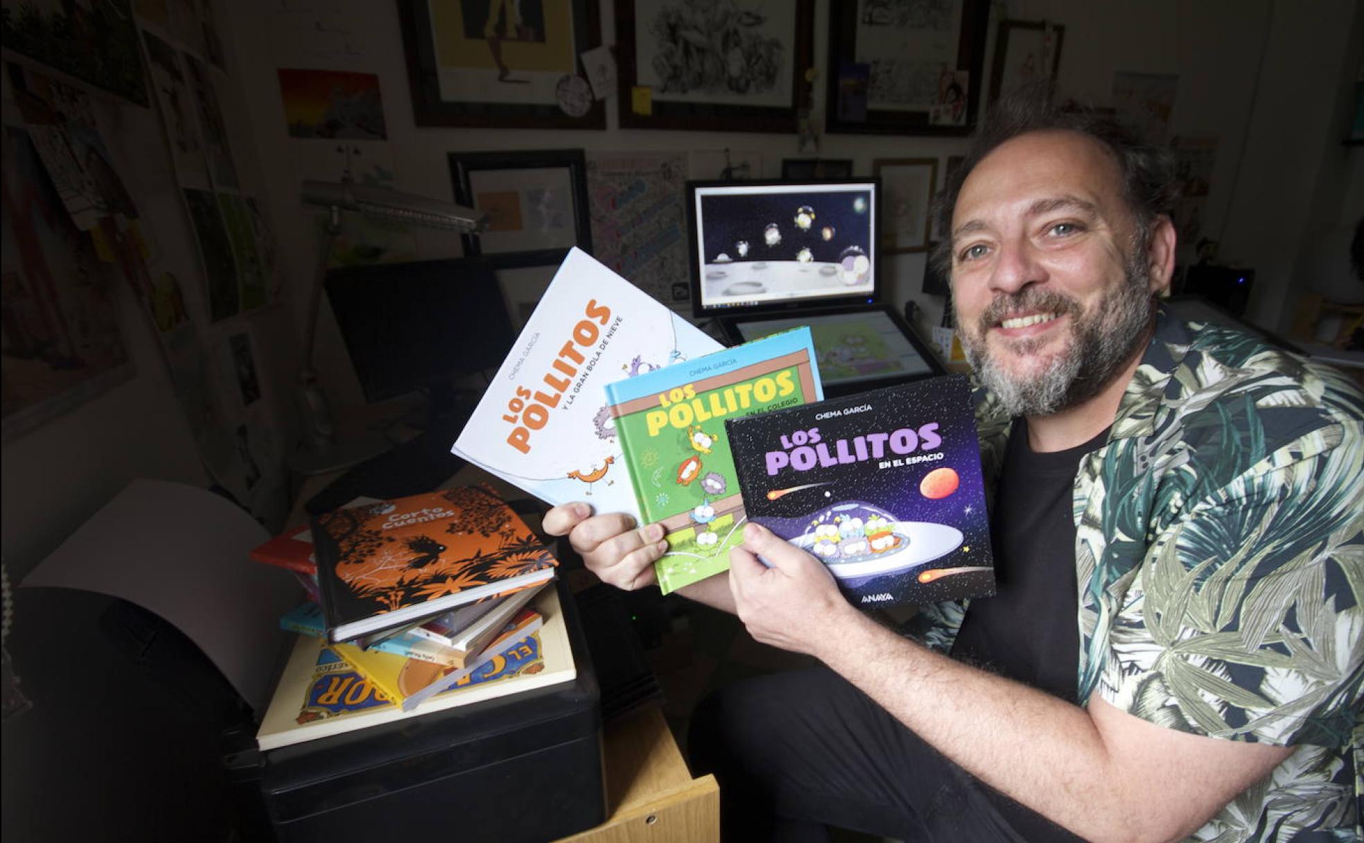 El dibujante e historietista Chema García, en el estudio de su casa, en plena Vega de Granada. 
