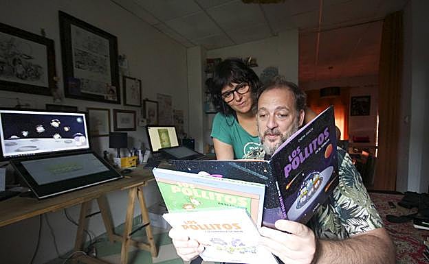 Imagen principal - Chema García y Olga de Castro, en el estudio de su casa. Diseños de Los pollitos. 
